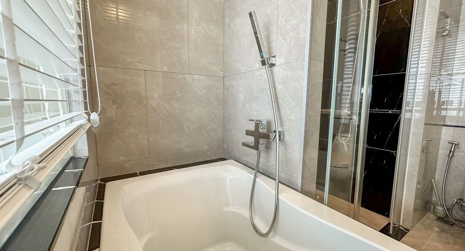 Condo en alquiler de 3 habitaciones en Huai Khwang, Bangkok