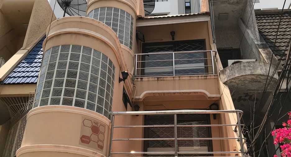 À vendre 4 chambres maison de ville à Khlong Toei, Bangkok