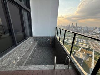 À louer 3 chambres condo à Huai Khwang, Bangkok