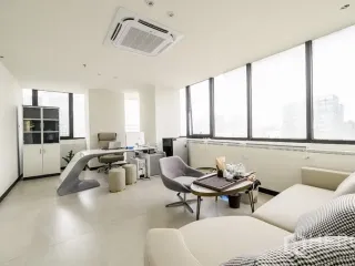 À louer et à vendre bureau à Huai Khwang, Bangkok