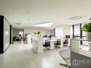 À louer et à vendre bureau à Huai Khwang, Bangkok