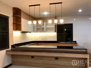 Oficina en alquiler de 4 habitaciones en Watthana, Bangkok
