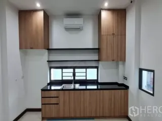 Oficina en alquiler de 4 habitaciones en Watthana, Bangkok