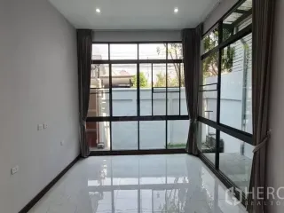 Oficina en alquiler de 4 habitaciones en Watthana, Bangkok