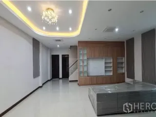 Oficina en alquiler de 4 habitaciones en Watthana, Bangkok