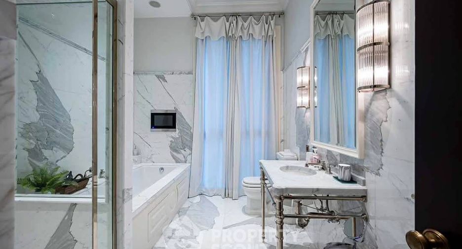 For rent 2 bedrooms condo in Pathum Wan, Bangkok