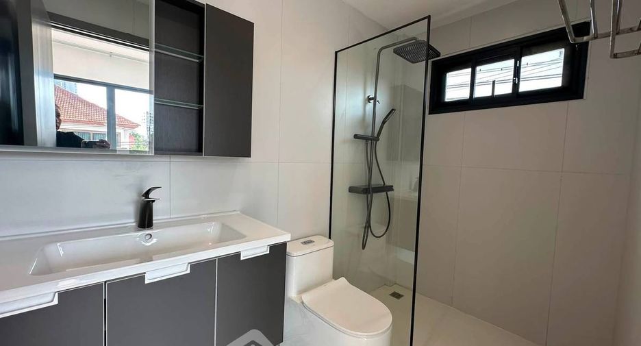 Casa en venta de 5 habitaciones en Bang Lamung, Chonburi
