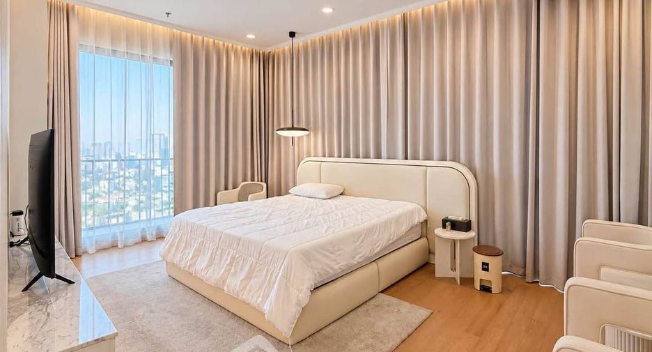Condo en alquiler y en venta de 4 habitaciones en Watthana, Bangkok