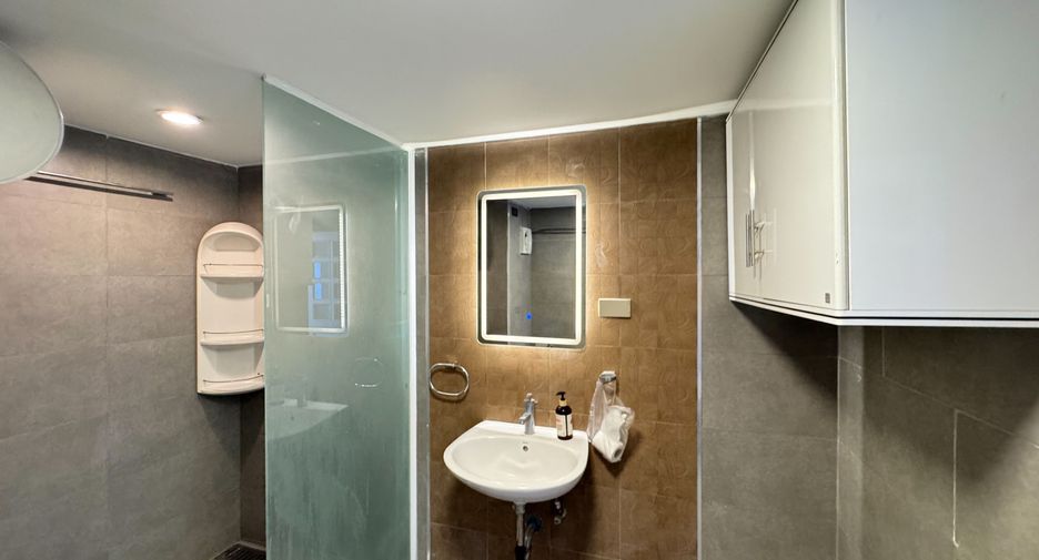Apartment zur Miete mit 3 Zimmer in Huai Khwang, Bangkok