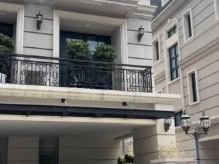 Casa en alquiler de 4 habitaciones en Yan Nawa, Bangkok