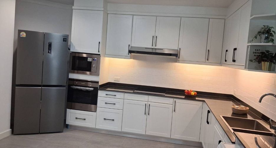 For rent 4 ベッドルーム condo in Khlong Toei, Bangkok