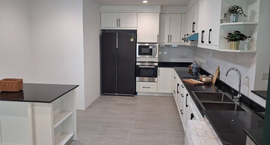 For rent 4 ベッドルーム condo in Khlong Toei, Bangkok