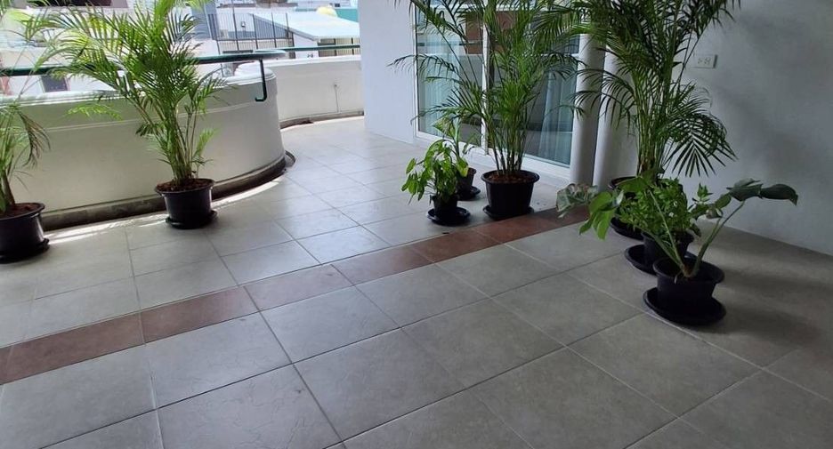 For rent 4 ベッドルーム condo in Khlong Toei, Bangkok
