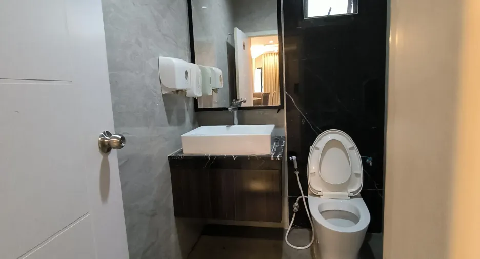 Casa en alquiler de 5 habitaciones en Phra Pradaeng, Samut Prakan