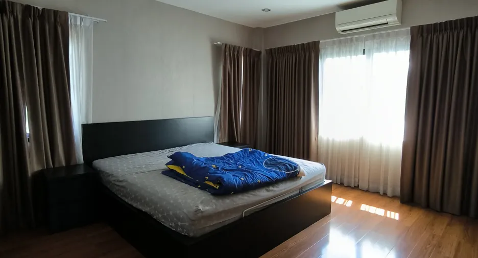 Casa en alquiler de 5 habitaciones en Phra Pradaeng, Samut Prakan