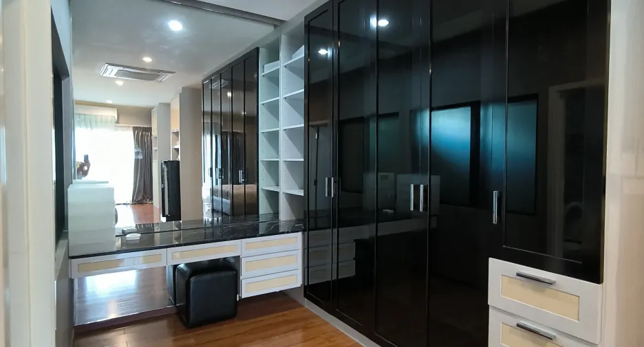 Casa en alquiler de 5 habitaciones en Phra Pradaeng, Samut Prakan