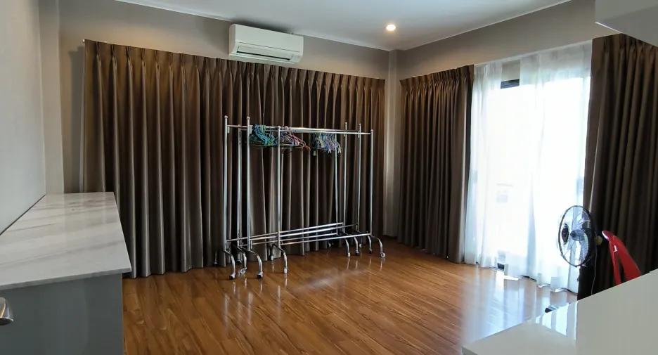Casa en alquiler de 5 habitaciones en Phra Pradaeng, Samut Prakan
