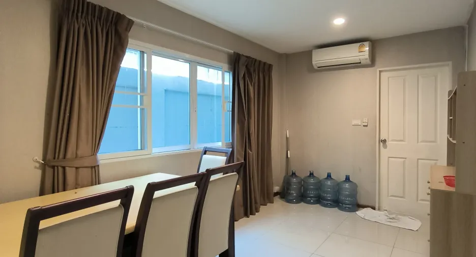 Casa en alquiler de 5 habitaciones en Phra Pradaeng, Samut Prakan