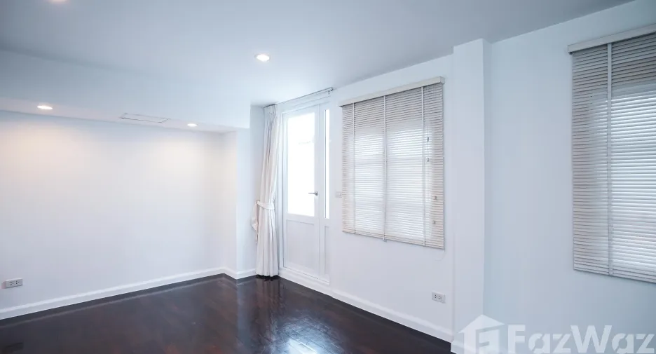 For rent 3 bedrooms townhouse in Yan Nawa, Bangkok