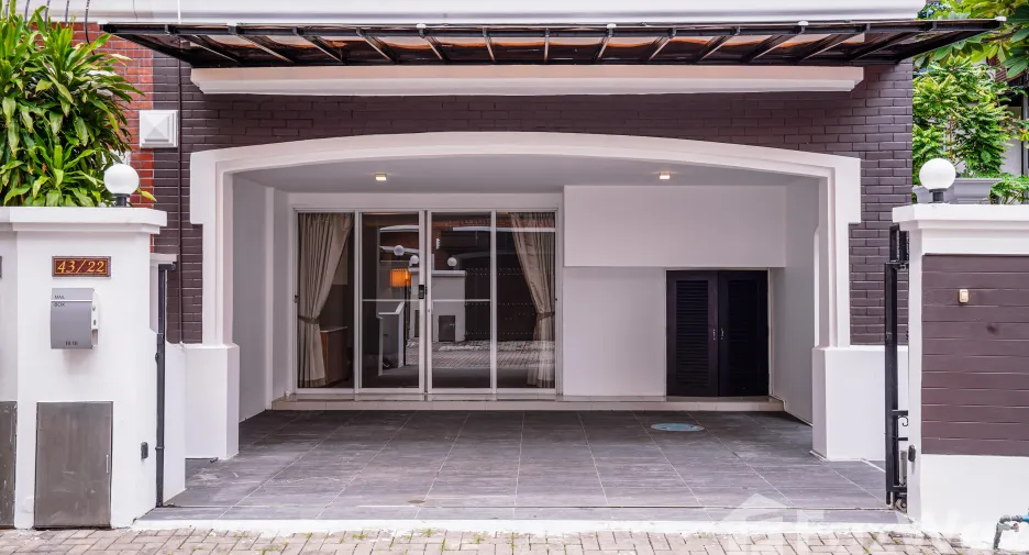 For rent 3 bedrooms townhouse in Yan Nawa, Bangkok