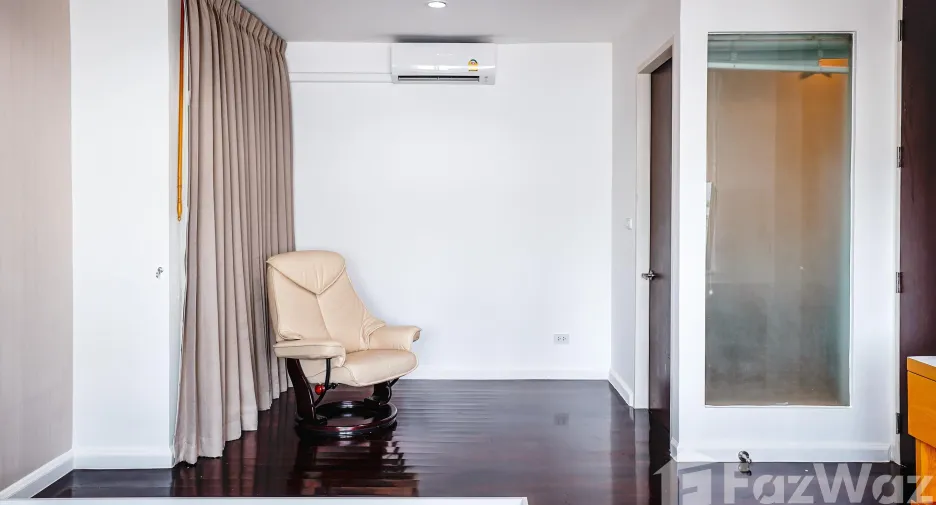 For rent 3 bedrooms townhouse in Yan Nawa, Bangkok