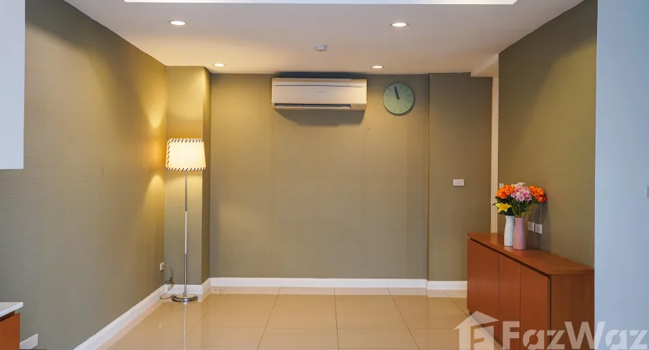 For rent 3 bedrooms townhouse in Yan Nawa, Bangkok