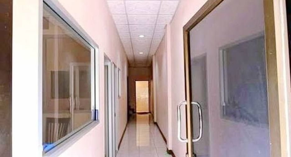 Gewerbefläche zur Miete mit 6 Zimmer in Phra Khanong, Bangkok