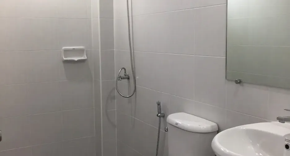Gewerbefläche zur Miete mit 3 Zimmer in Phra Khanong, Bangkok