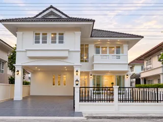 Casa en alquiler y en venta de 3 habitaciones en Lat Krabang, Bangkok