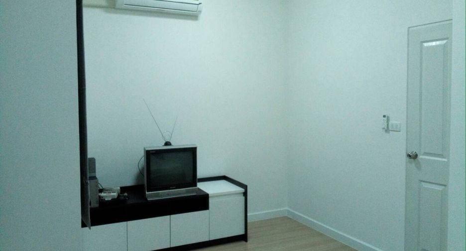 For rent 3 bedrooms townhouse in Nong Khaem, Bangkok