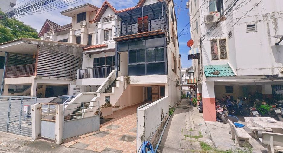 Casa adosada en venta de 4 habitaciones en Lat Phrao, Bangkok