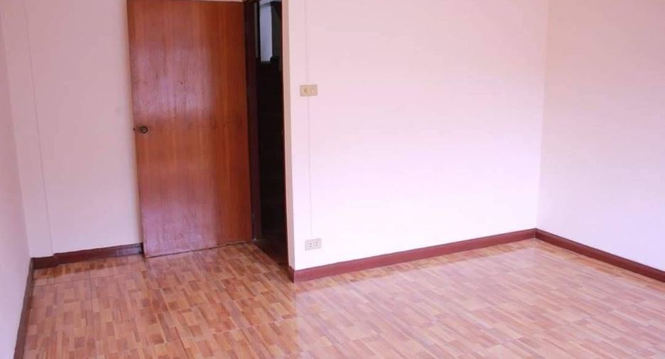 Casa adosada en venta de 4 habitaciones en Lat Phrao, Bangkok