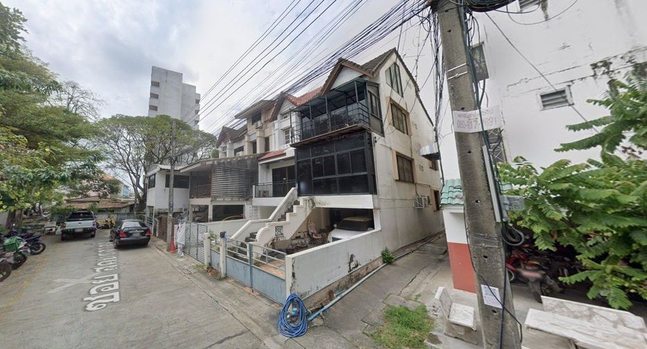Casa adosada en venta de 4 habitaciones en Lat Phrao, Bangkok