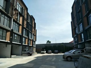 出售 和 出租 5 卧室 联排别墅 在 Phra Khanong, 曼谷
