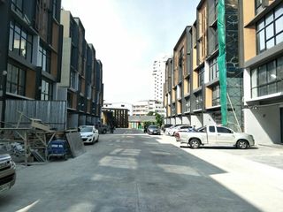 出售 和 出租 5 卧室 联排别墅 在 Phra Khanong, 曼谷