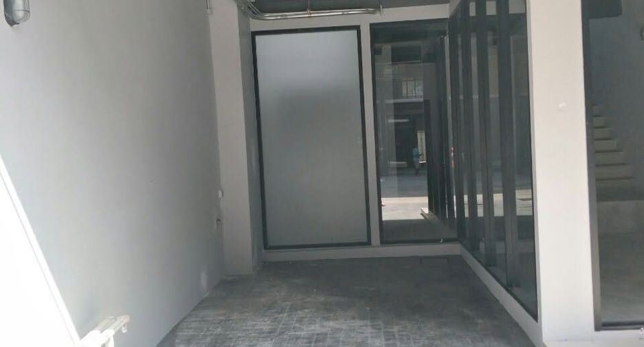 出售 和 出租 5 卧室 联排别墅 在 Phra Khanong, 曼谷