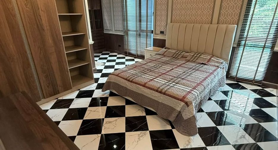 For rent 4 bedrooms house in Bang Kapi, Bangkok