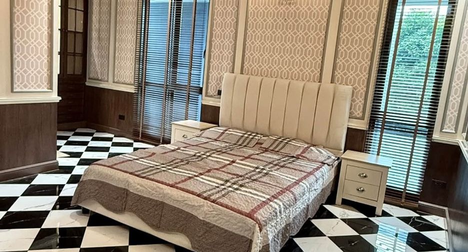 For rent 4 bedrooms house in Bang Kapi, Bangkok