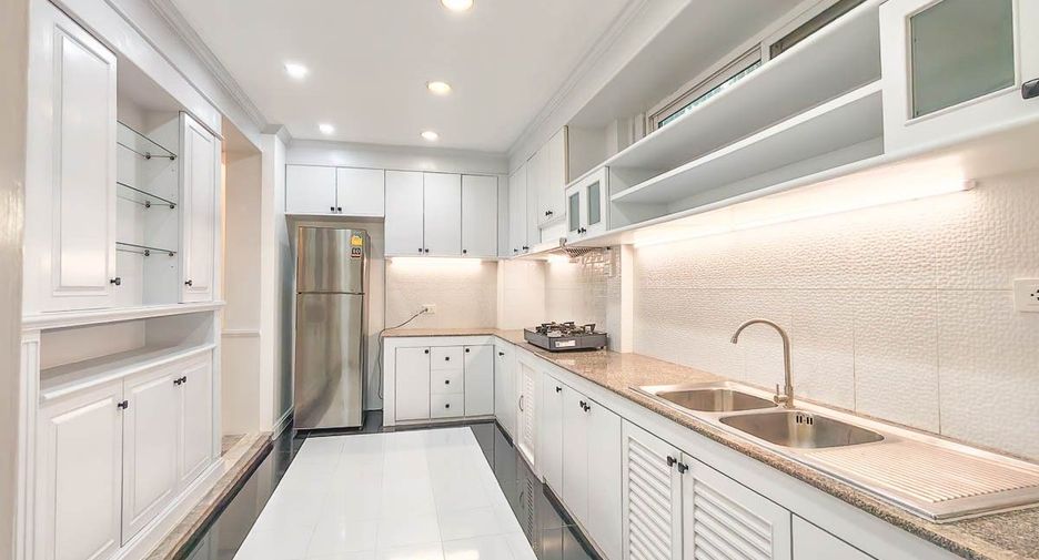 Casa adosada en venta y en alquiler de 7 habitaciones en Yan Nawa, Bangkok