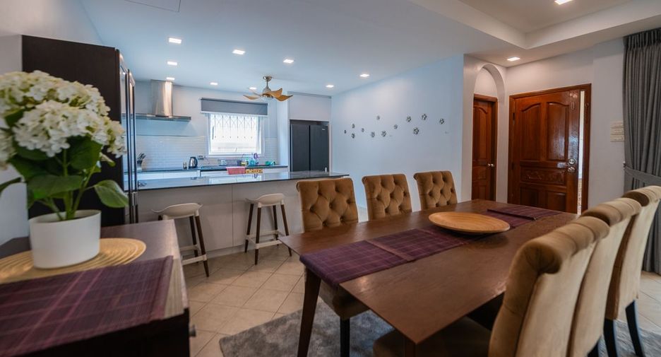 Casa en alquiler de 4 habitaciones en Bang Lamung, Chonburi