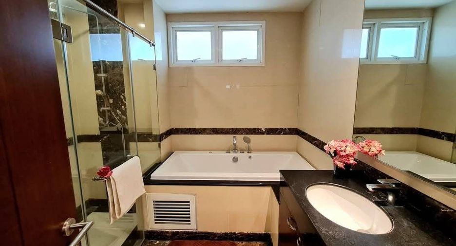 For rent 3 bedrooms apartment in Watthana, Bangkok