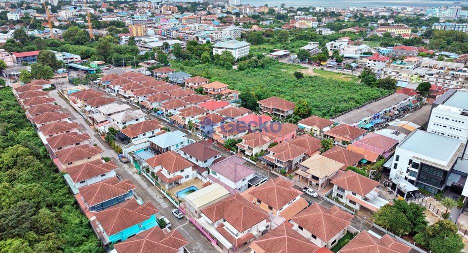 Casa en alquiler de 3 habitaciones en Bang Lamung, Chonburi