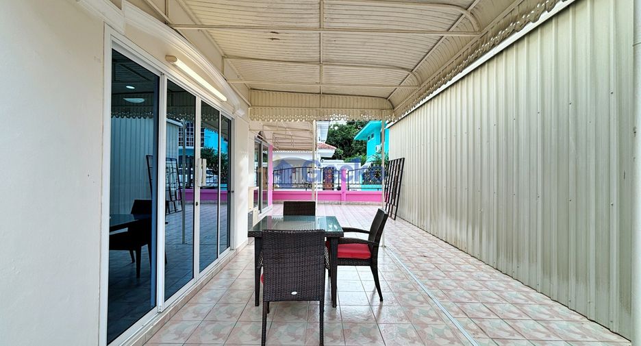 Casa en alquiler de 3 habitaciones en Bang Lamung, Chonburi