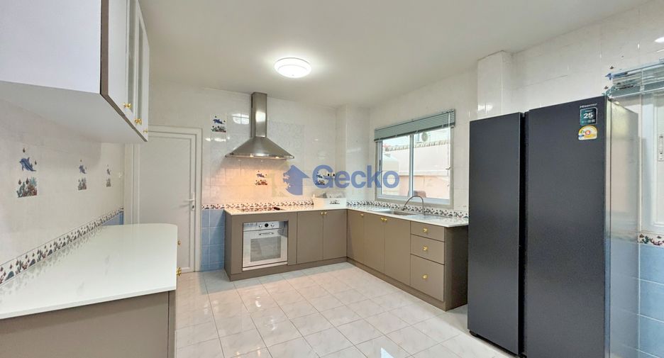 Casa en alquiler de 3 habitaciones en Bang Lamung, Chonburi