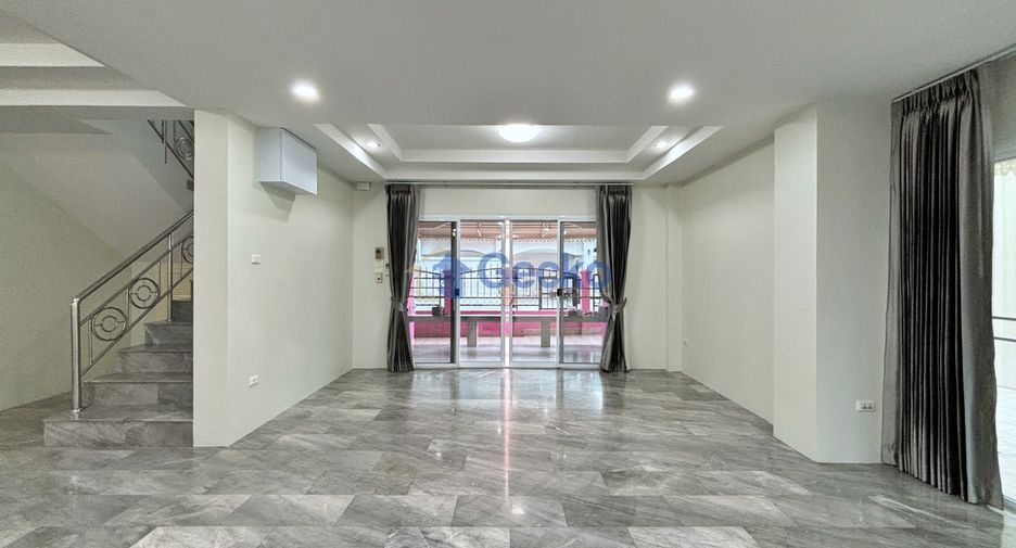 Casa en alquiler de 3 habitaciones en Bang Lamung, Chonburi