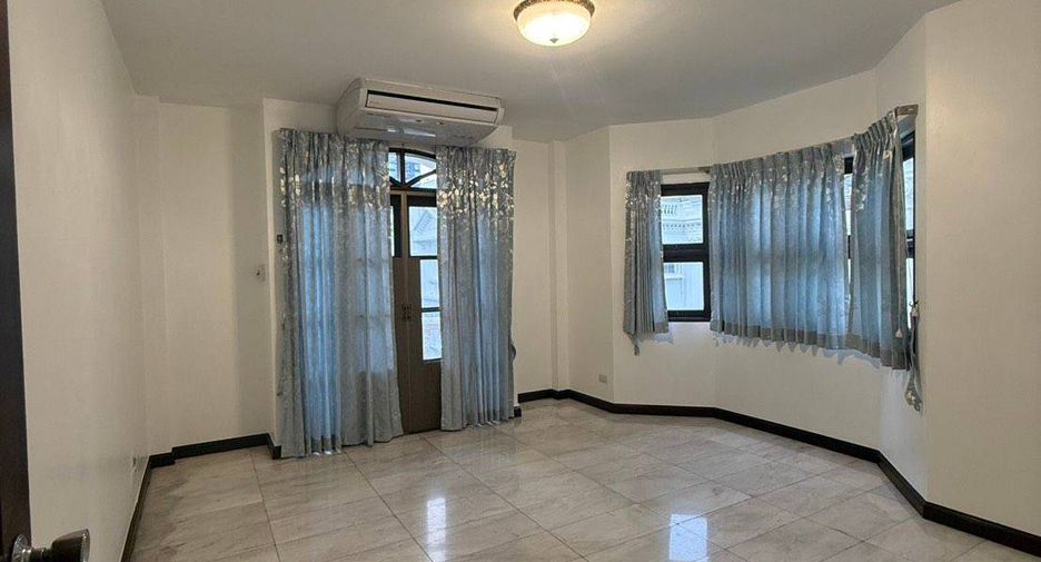 Reihenhaus zur Miete mit 4 Zimmer in Phra Khanong, Bangkok