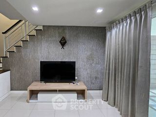 Casa adosada en alquiler de 3 habitaciones en Prawet, Bangkok