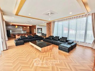 Casa en alquiler de 5 habitaciones en Bang Lamung, Chonburi