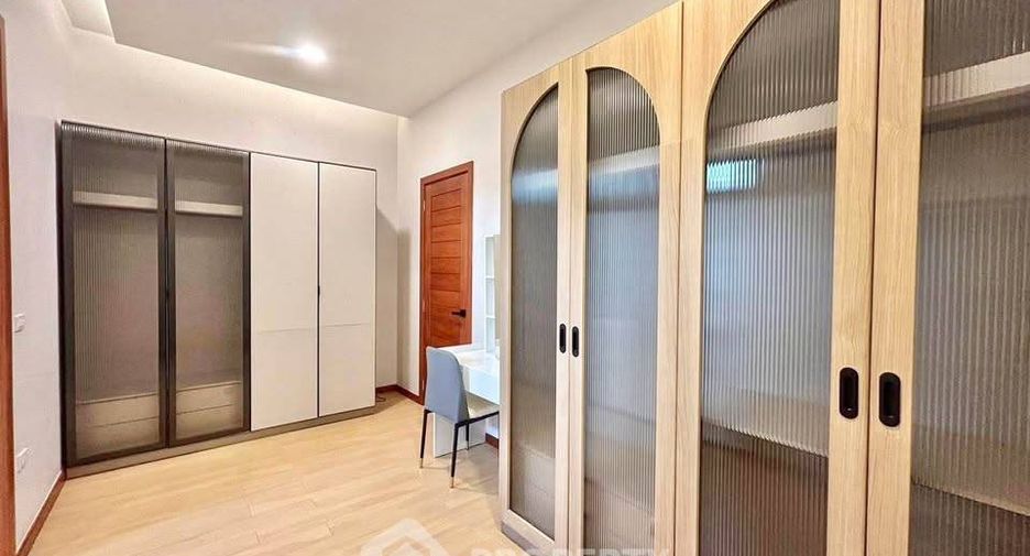 Casa en alquiler de 5 habitaciones en Bang Lamung, Chonburi