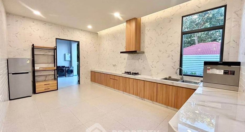 Casa en alquiler de 5 habitaciones en Bang Lamung, Chonburi